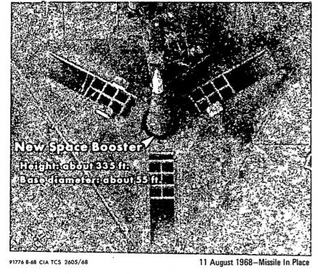 La foto tomada por la CIA a la que debemos el Apolo 8: el cohete lunar soviético N-1 en la rampa de lanzamiento en Julio de 1968. Los norteamericanos no saben que lo de la foto era una maqueta de pruebas no un cohete funcional pero probó que los soviéticos también querían ir a la Luna y estaban en marcha
